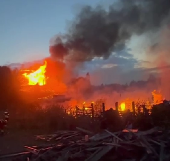 Incendiul de la pensiunea din Râșnov a fost localizat. Pagubele sunt uriașe