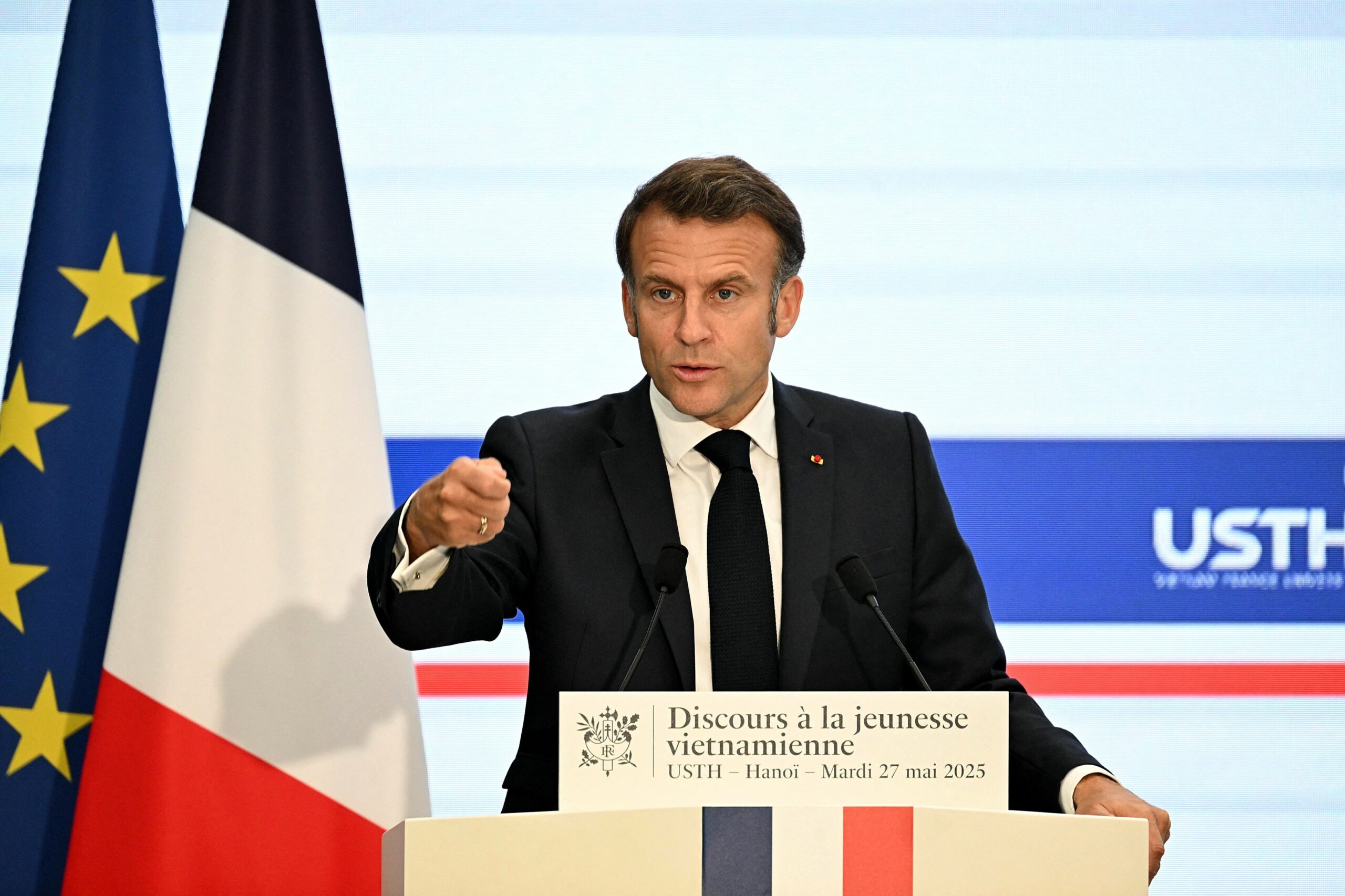 Îndoieli privind voința de pace a lui Putin. Macron cere o reuniune internațională