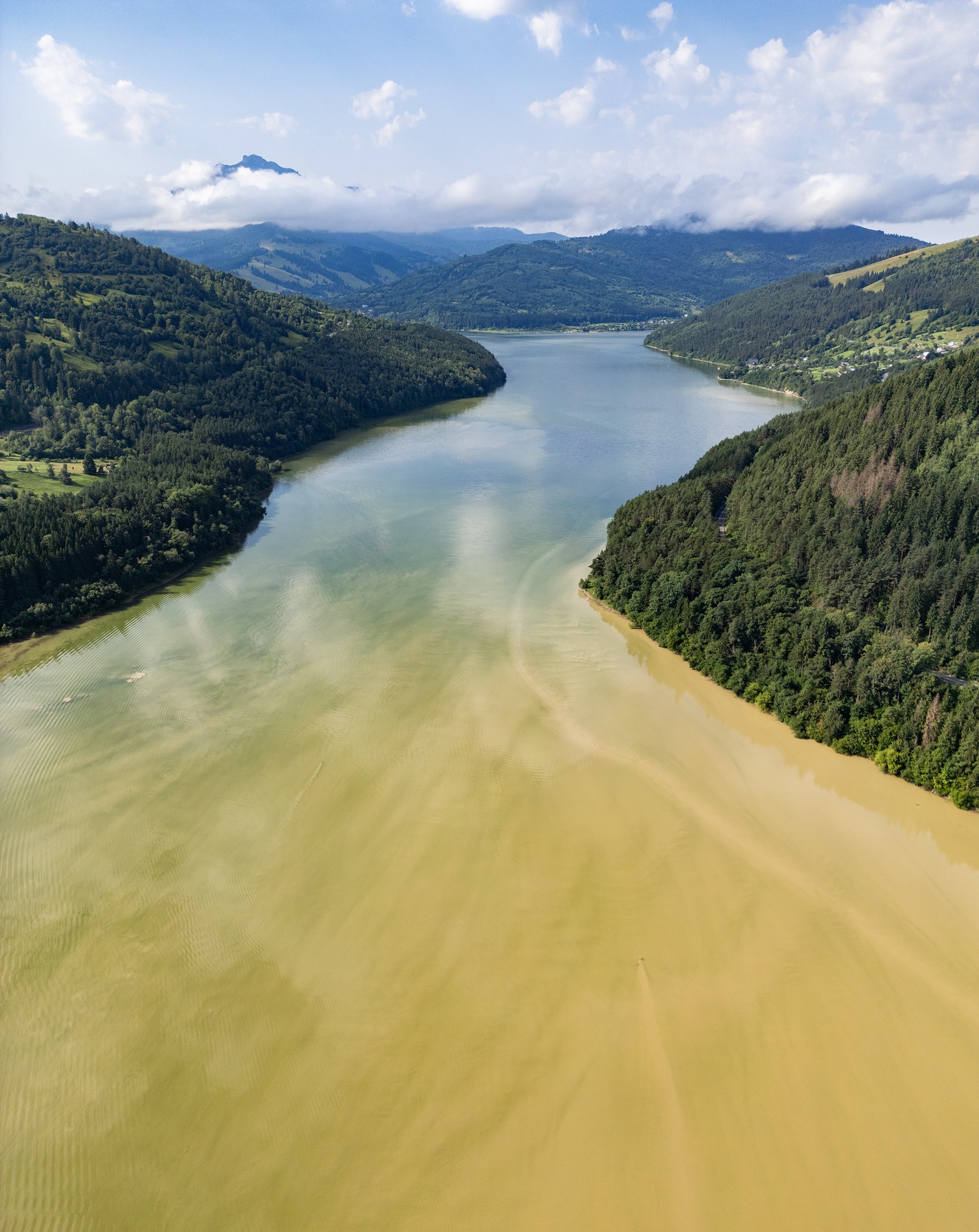 Lacul Izvorul Muntelui–Bicaz, sufocat de deșeuri în urma inundațiilor. S-a instituit starea de alertă