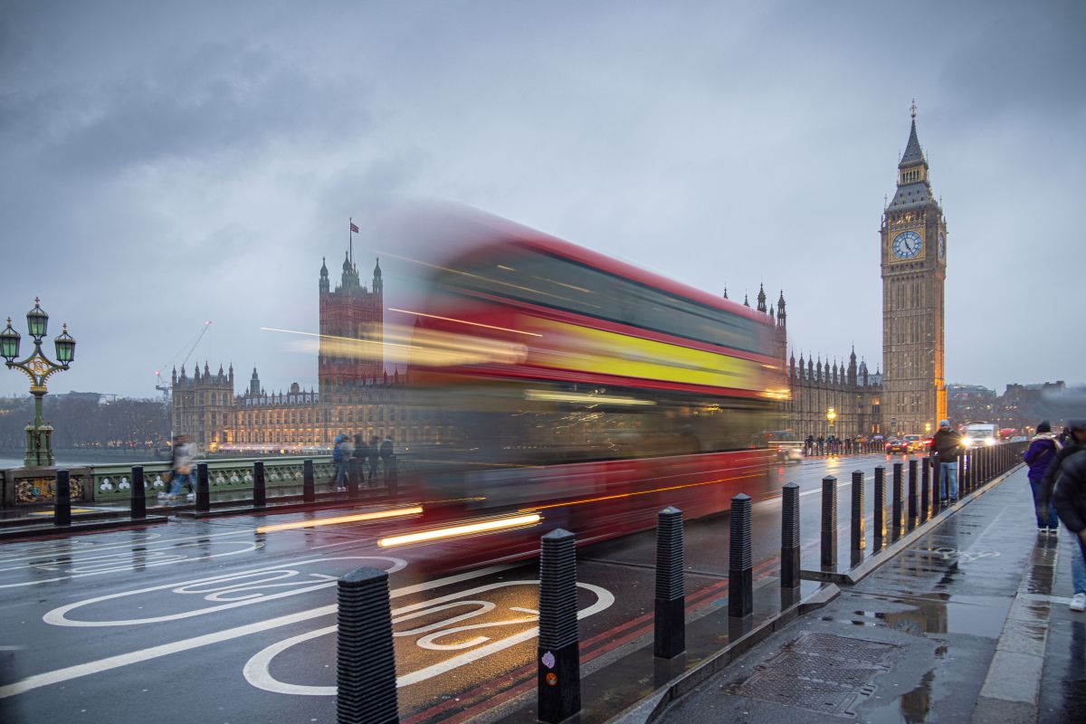 Majorările taxelor sunt inevitabile, spun economiștii britanici