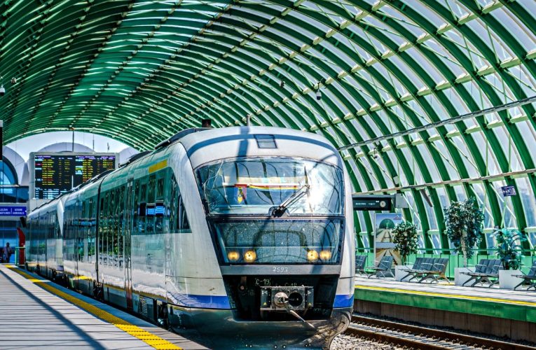 Mersul trenurilor se modifică în septembrie din cauza lucrărilor la infrastructură. Ce rute sunt afectate