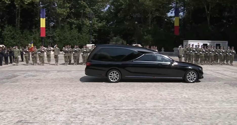 Moment istoric. Garda de Onoare îi prezintă ultimul onor președintelui Ion Iliescu: se înclină drapelul