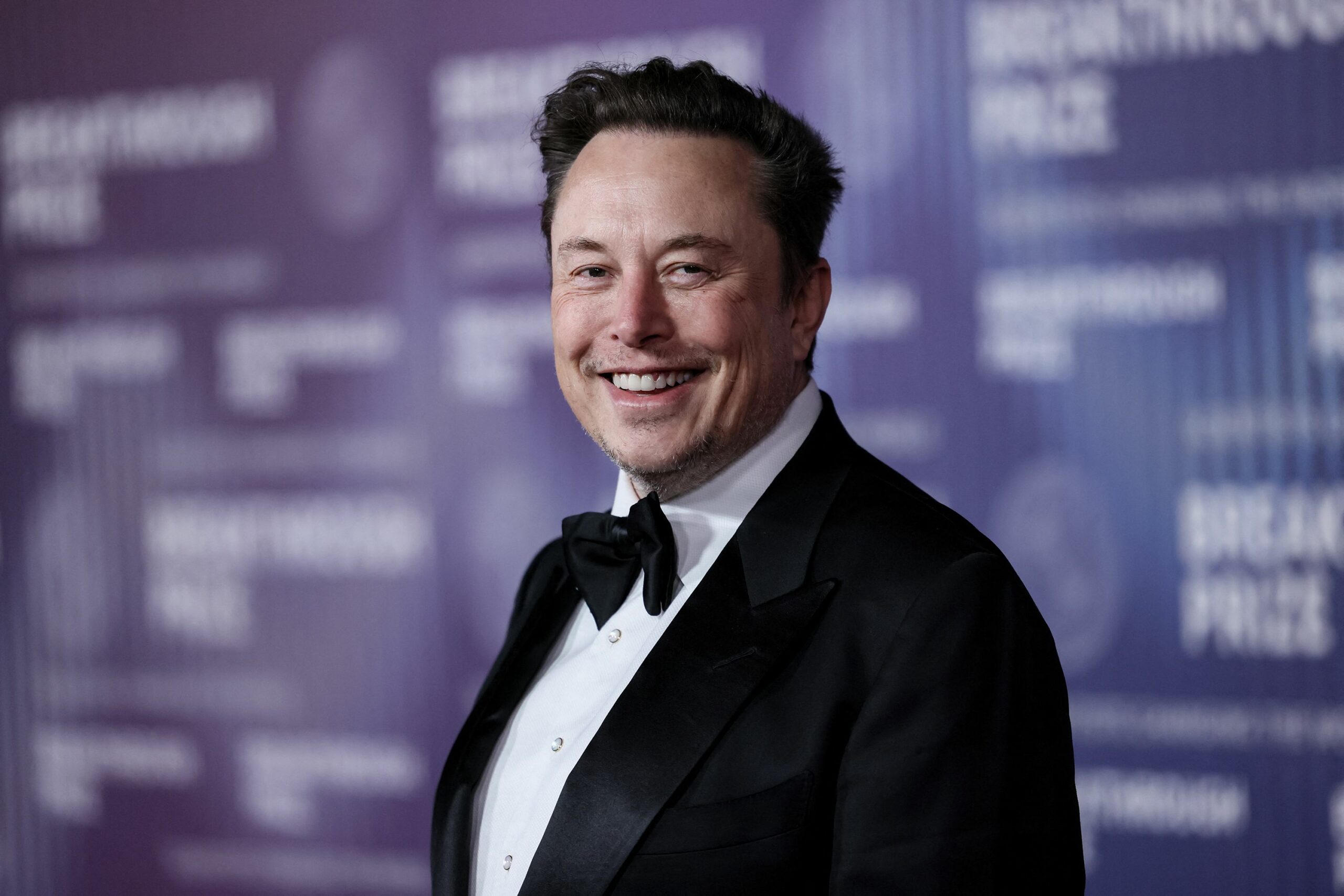 Musk anunță că xAI, startup-ul său de inteligență artificială, va da Apple în judecată