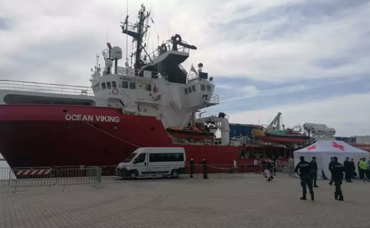 Nava Ocean Viking care încerca să salveze migranți în Meditarana, atacată de garda de coastă libiană