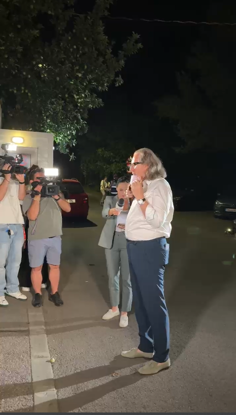 Nicolae Voiculeţ a cântat la nai „Deşteaptă-te, române” în faţa casei lui Ion Iliescu