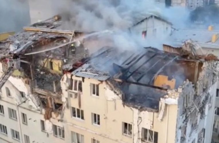 O dronă rusă a lovit un bloc de locuințe în nord-estul Ucrainei provocând ranirea mai multor persoane