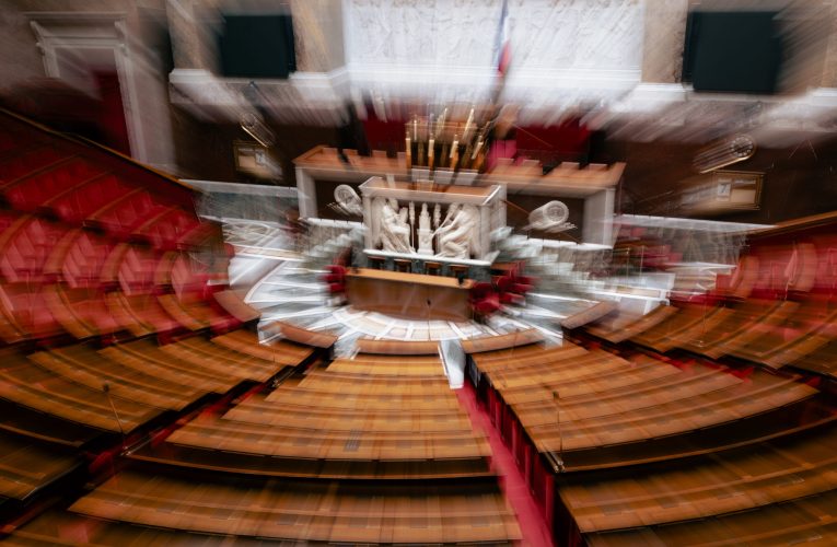 Partidele de opoziție franceze promit să răstoarne guvernul la votul de încredere din 8 septembrie