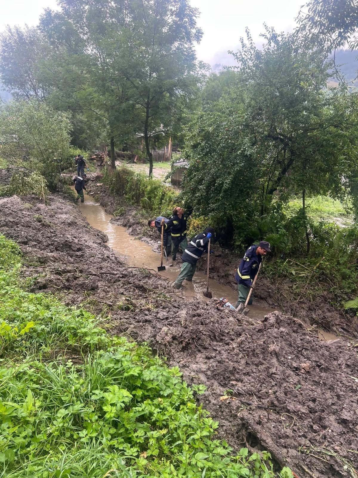 Peste 300 de pompieri militari intervin la Broșteni pentru îndepărtarea nămolului în urma inundațiilor