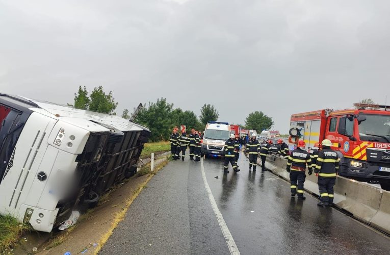 Plan Roșu în județul Cluj. Un autocar cu 30 de persoane s-a răsturnat