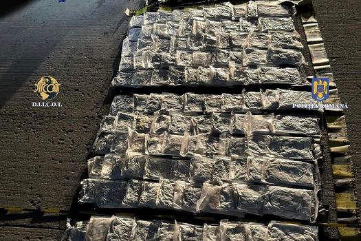 Prinși cu 66 de kilograme de cocaină pe A1: doi sârbi, arestaţi pentru trafic de droguri de mare risc