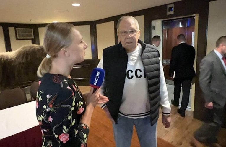 Puloverul cu „URSS” al lui Lavrov, motiv de discuție la Summitul din Alaska. Lavrov: „Rubio mi-a spus că îi place”
