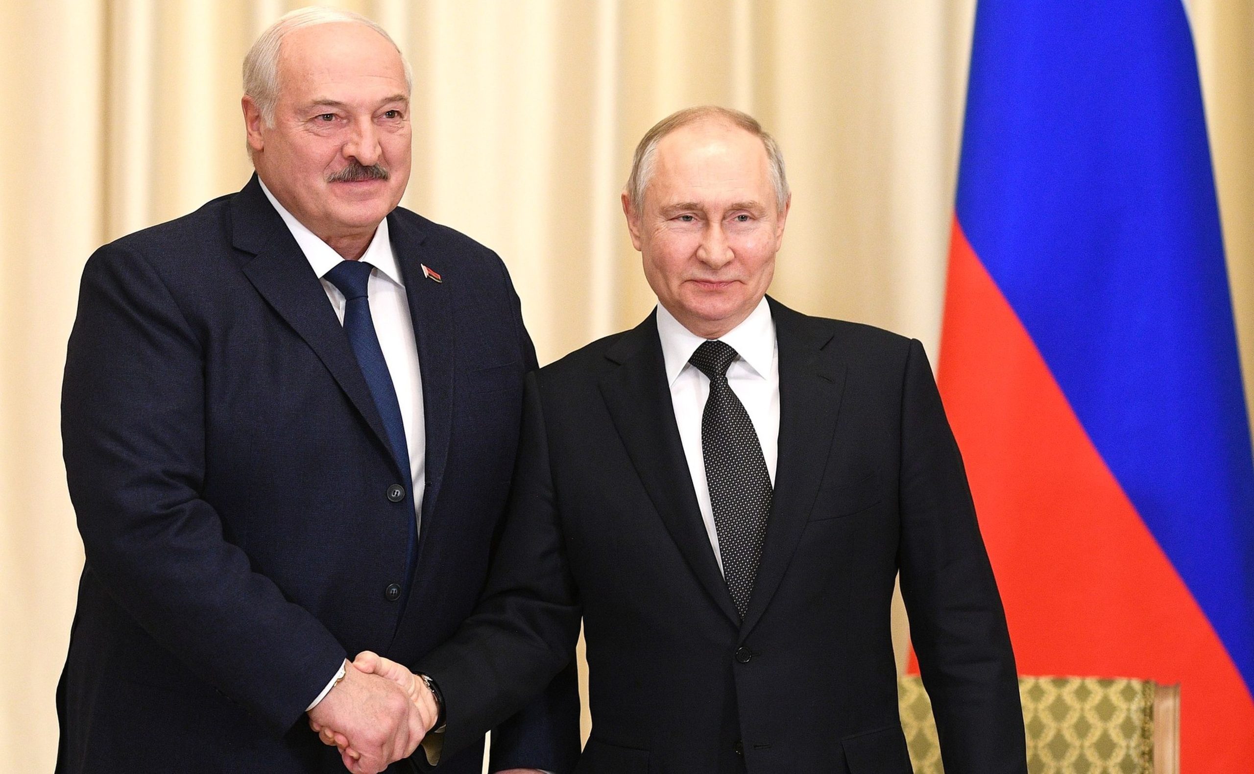 Putin îl corectează pe Lukașenko: Rusia nu ocupă teritorii în Ucraina, ci își recuperează propriile pământuri
