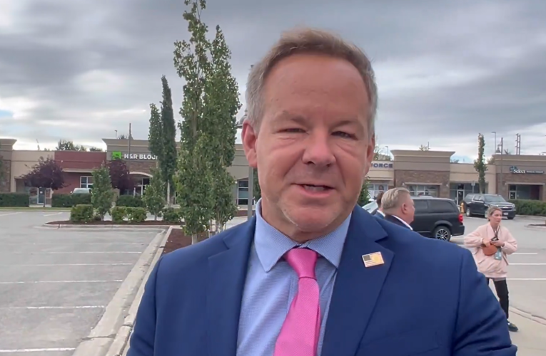 Reporterul care l-a întrebat pe Zelenski de ce nu poartă un costum, recompensat de un jurnalist rus în Alaska. Ce a primit