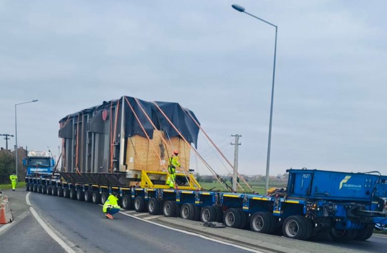 Șase transporturi agabaritice, în deplasare luni seara pe șoselele din țară
