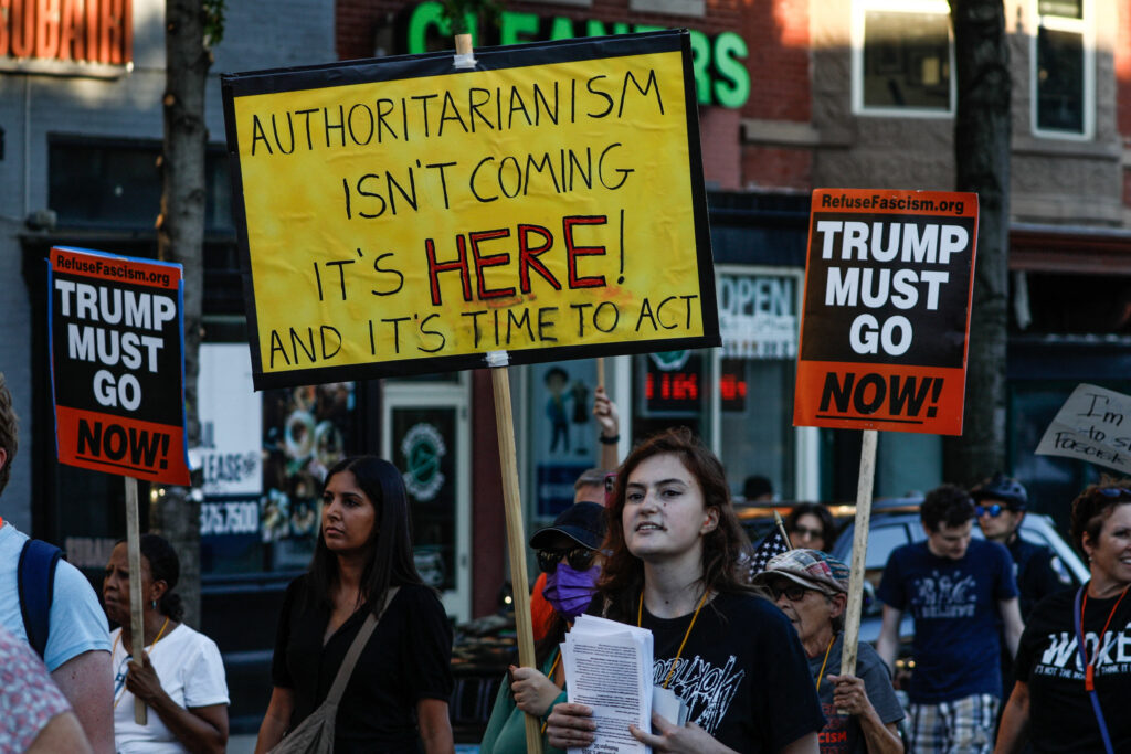 Scade popularitatea lui Trump? Doar 38% dintre americani susțin utilizarea trupelor militare în Washington