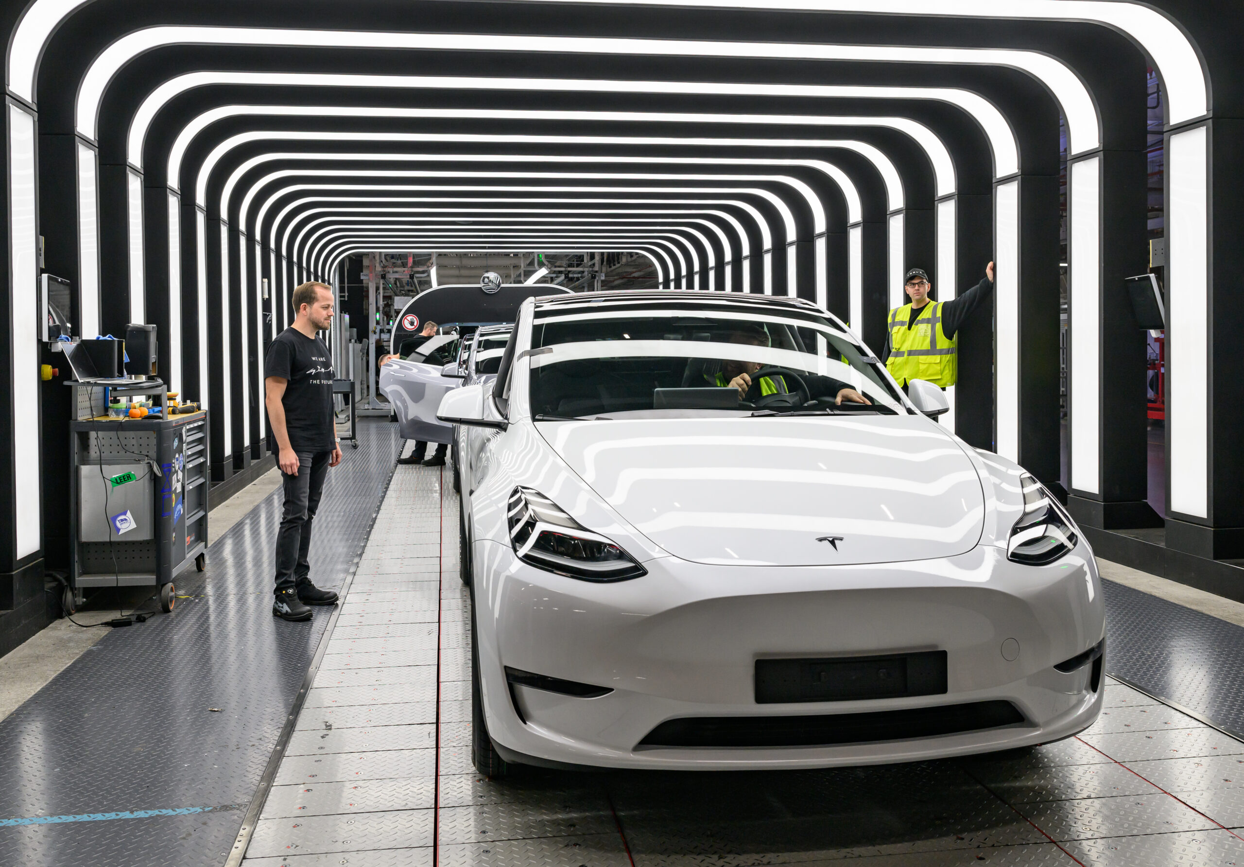 Tesla va intra curând pe piața britanică a energiei electrice, schimbând radical modul în care casele și mașinile folosesc energia