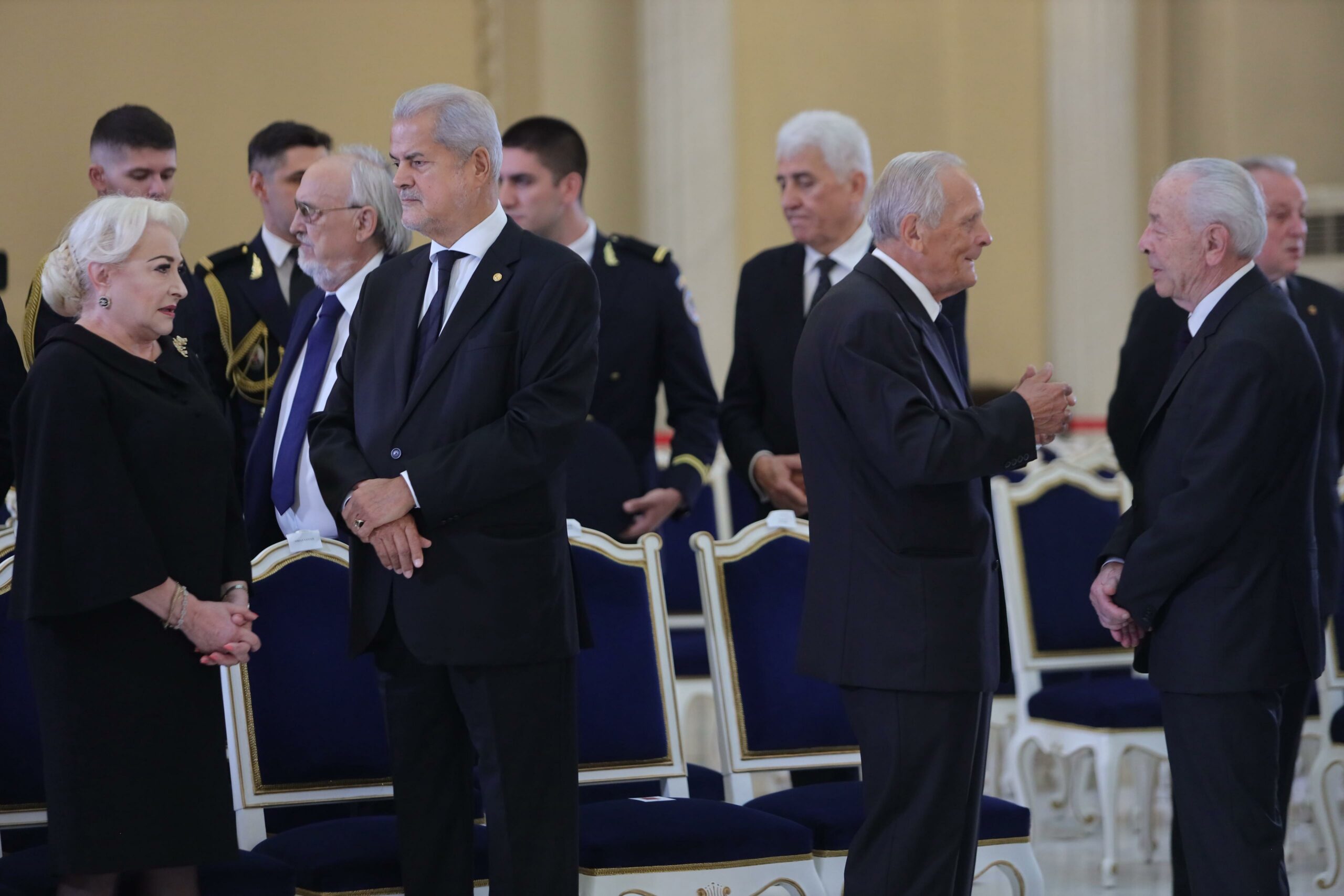 Theodor Stolojan și Viorica Dăncilă au venit la catafalcul lui Ion Iliescu