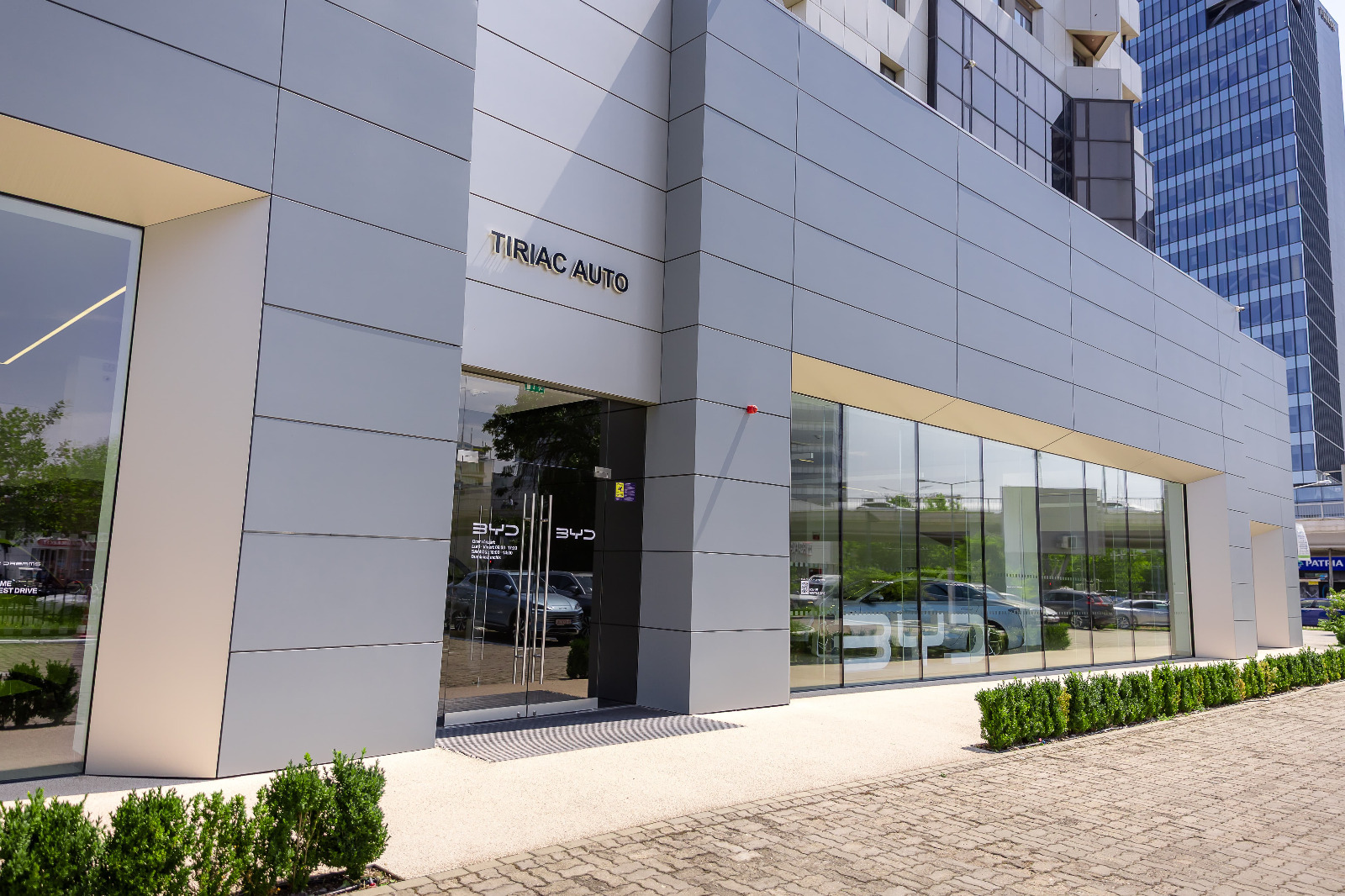 Țiriac Auto deschide primul showroom dedicat BYD în București, în proximitatea Mall Promenada
