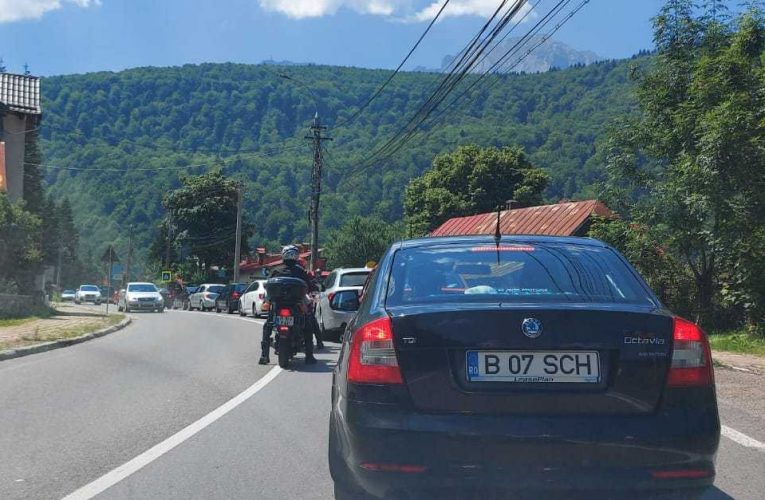 Trafic intens pe DN1 și A2, spre București, după sărbătoarea Adormirii Maicii Domnului