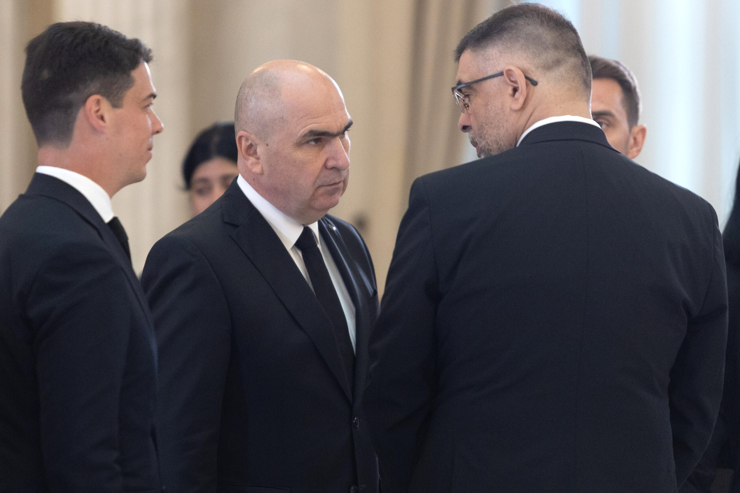 „Trebuie să avem și aici o rânduială”. Bolojan spune că Guvernul a luat decizia corectă de a organiza funeralii pentru Ion Iliescu