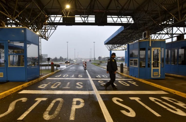 Ucraina va relaxa regulile de trecere a frontierei pentru bărbații între 18 și 22 de ani