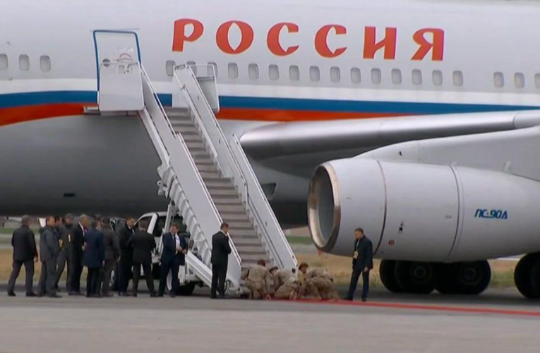 Ucrainenii îl ironizează pe Trump pentru că i-a întins covorul roșu lui Putin: „Soldați americani în genunchi în fața avionului lui Putin”