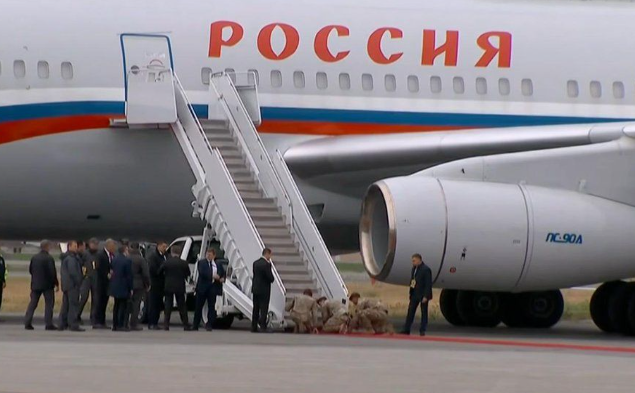 Ucrainenii îl ironizează pe Trump pentru că i-a întins covorul roșu lui Putin: „Soldați americani în genunchi în fața avionului lui Putin”