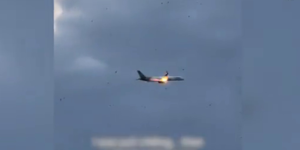 Un avion a aterizat de urgență în Italia cu un motor în flăcări