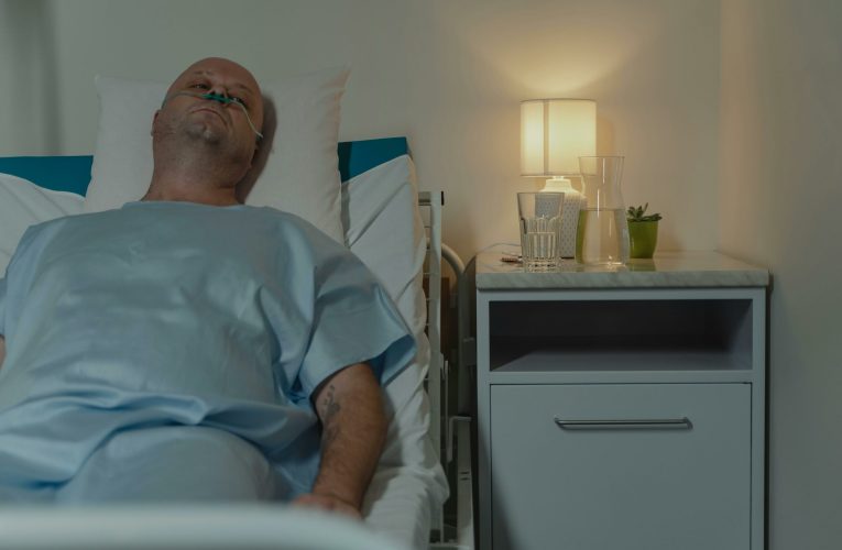 Un bărbat a ajuns la spital după ce a întrebat ChatGPT cum să elimine sarea din dieta sa