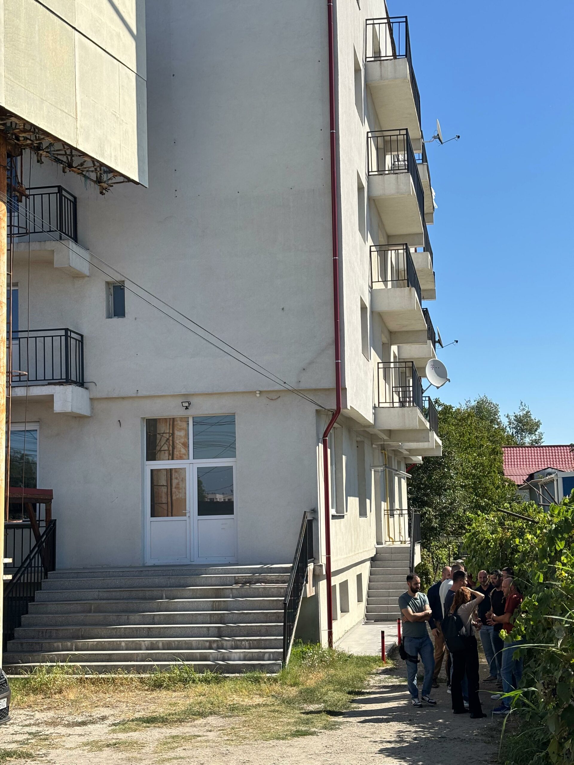 Un bărbat din Otopeni și-a ucis unul dintre copii și a amenințat că se aruncă de la balcon cu al doilea. El ține ostatic în casă și o rudă. Polițiștii sunt la fața locului