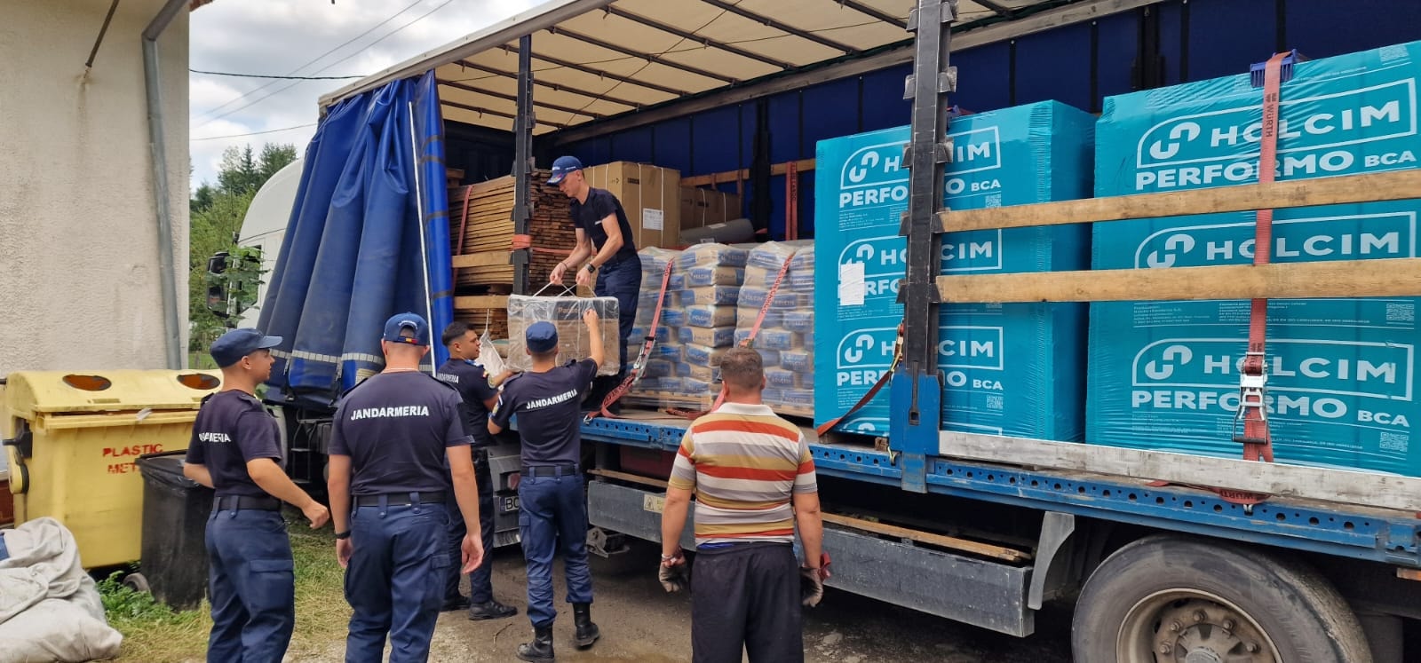 Un convoi de cinci tiruri şi mai multe camioane cu materiale de construcţii şi electrocasnice a ajuns în Broșteni