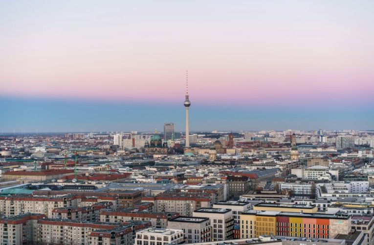 Un oraș european vrea să atragă turiști, deși Paris și Barcelona se luptă cu turismul excesiv