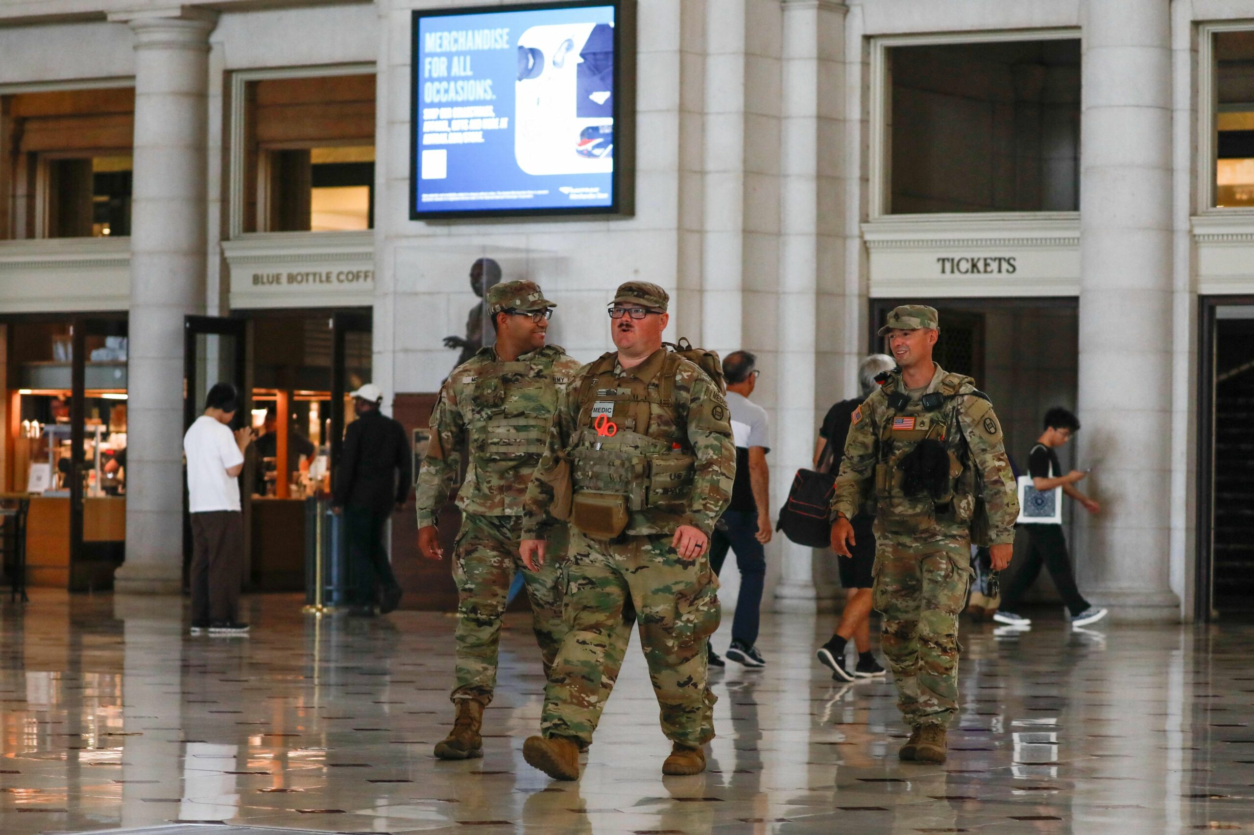 Unele unități ale Gărzii Naționale din Washington au început să poarte arme, în urma mobilizării anunțate de Trump