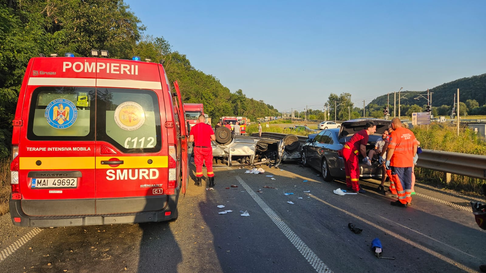 Vâlcea: Accident între două mașini și un TIR pe DN 7. Traficul este îngreunat