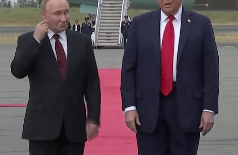 VIDEO Întrebat dacă va „înceta să mai ucidă civili”, Putin a zâmbit și a dat impresia că nu aude întrebările