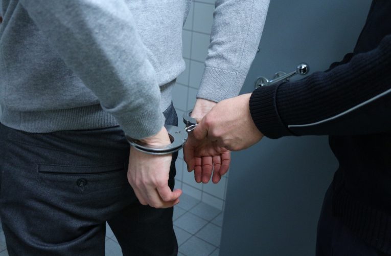 50 de persoane vizate într-un caz de trafic de droguri și corupție, în urma perchezițiilor DIICOT