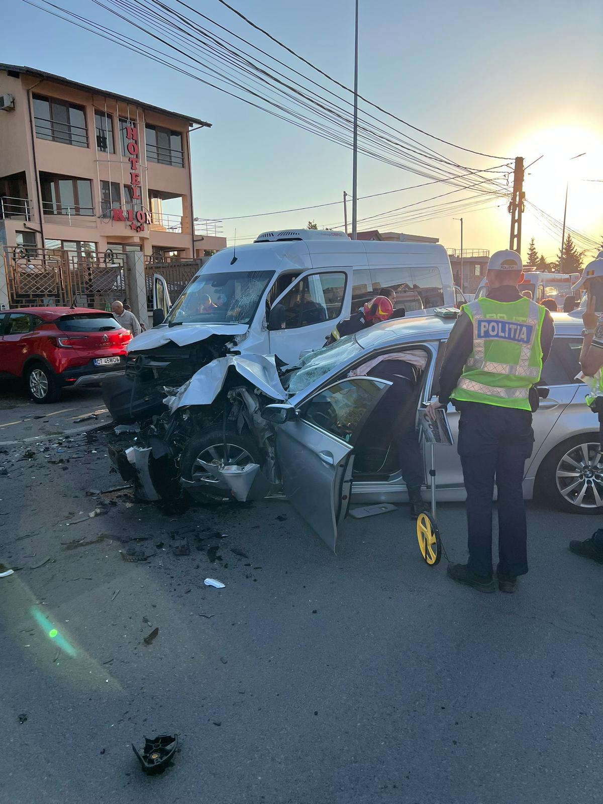 Accident grav între o mașină și un microbuz la ieșirea din Mangalia: Planul roșu a fost activat