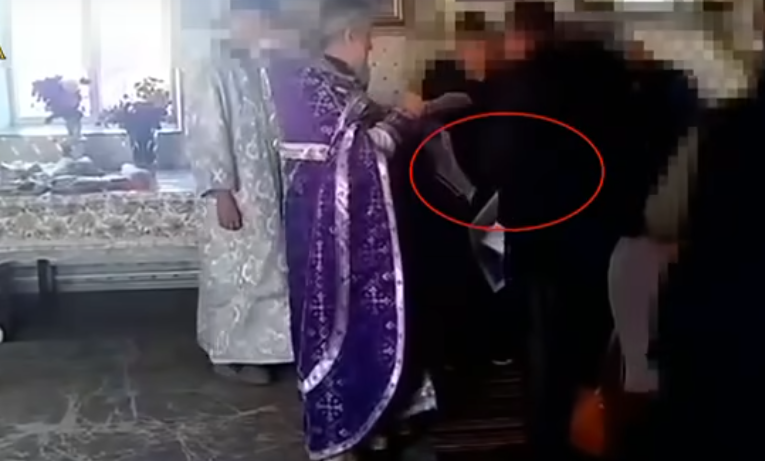 Altarul ca tribună politică / Un preot din raionul Hîncești (Rep. Moldova) este anchetat de poliție, după ce a distribuit un ziar tipărit clandestin enoriașilor