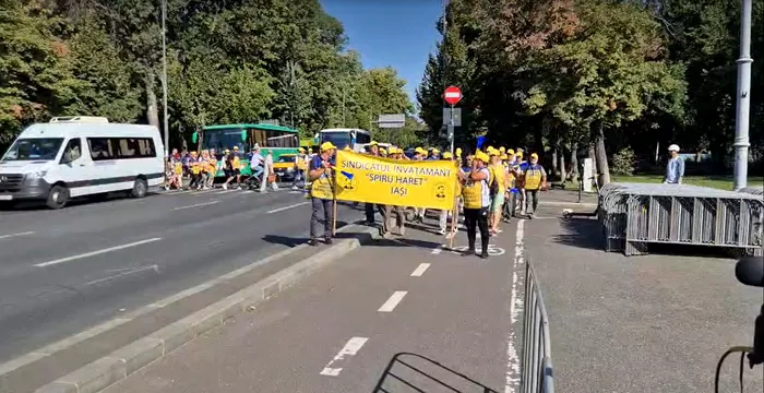 Amplu protest al sindicatelor din Educație în prima zi de școală / Mii de profesori au ajuns la Cotroceni și scandează „Dane, hai, afară, să vorbim de școală!”