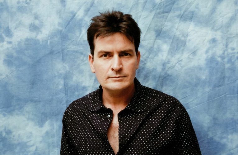 Charlie Sheen, câștigător al Globului de Aur, recunoaște că a fost dependent de sex și șantajat de parteneri