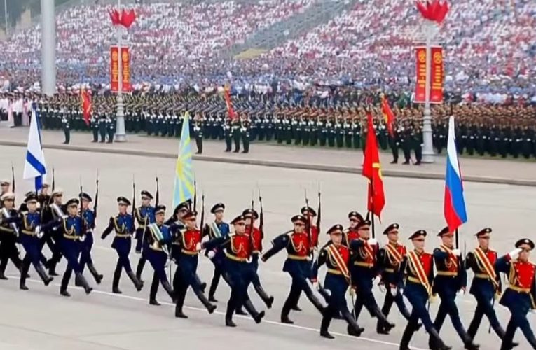 China își expune miercuri arsenalul militar într-o paradă controlată cu strictețe