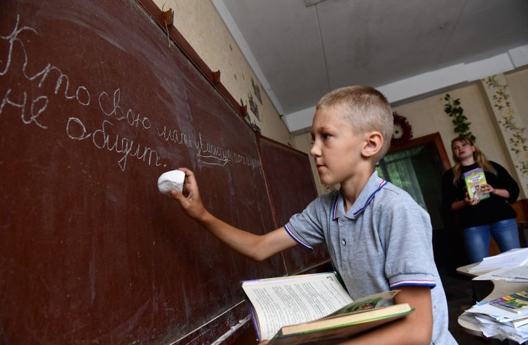 Elevii din Ucraina încep noul an școlar în clase subterane