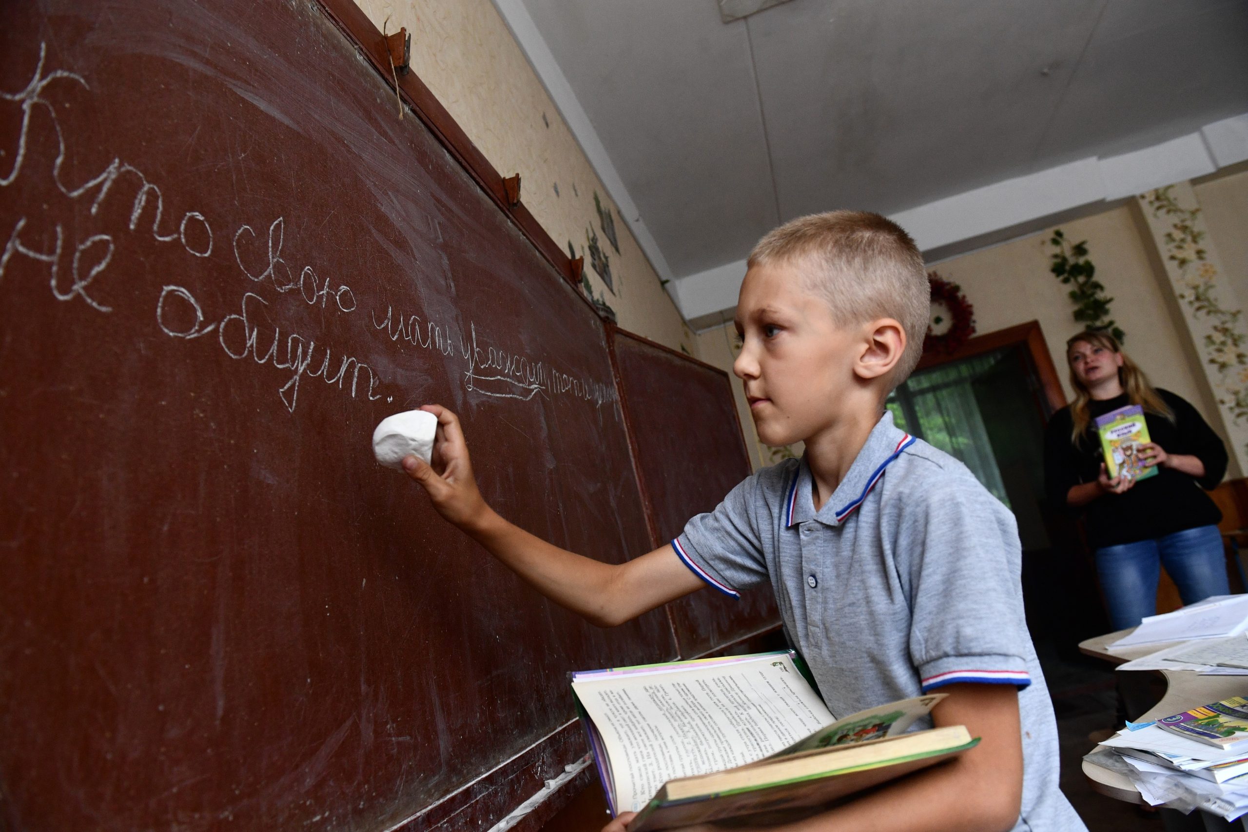 Elevii din Ucraina încep noul an școlar în clase subterane