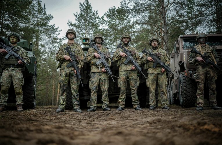 FT: Statele Unite vor reduce programele de asistență militară pentru țările NATO vecine cu Rusia