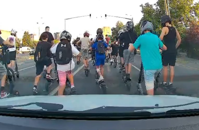 Haos cu trotinetele pe străzile din Timișoara. Poliția îi caută pe tinerii filmați în timp ce-și făceau de cap în trafic