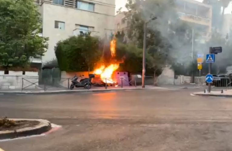 Ierusalim: Proteste pentru eliberarea ostaticilor și oprirea războiului, containere incendiate lângă casa lui Netanyahu