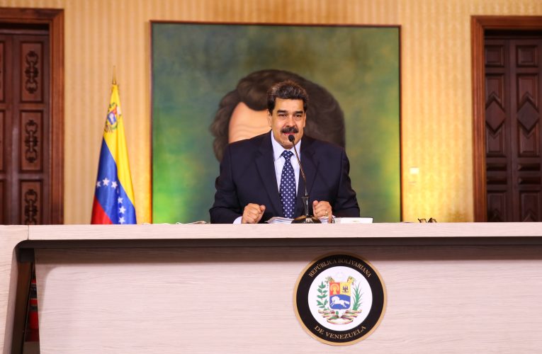 Maduro amenință cu o „republică înarmată” dacă SUA atacă Venezuela