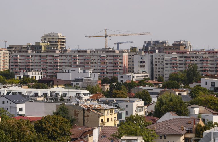„Mausoleu pentru un dictator KGB”: Consilierii din Sectorul 2 au aprobat reamenajarea bustului lui Heydar Aliyev din Parcul Tei