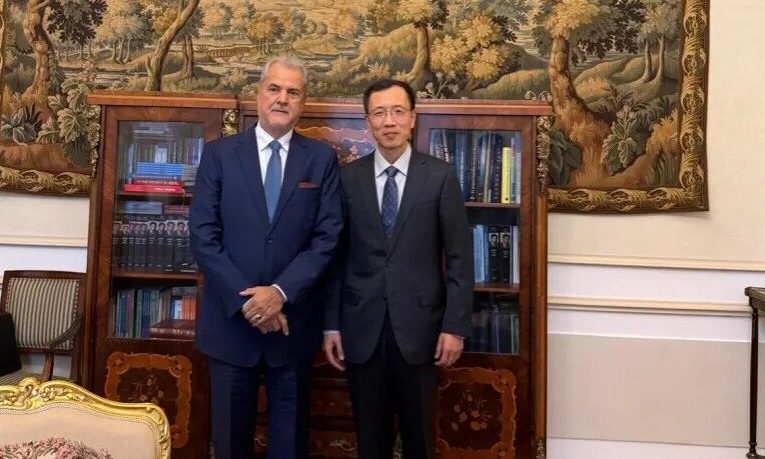 Noul ambasador al Chinei a fost primit de fostul premier Adrian Năstase la sediul Fundației Europene „Titulescu”