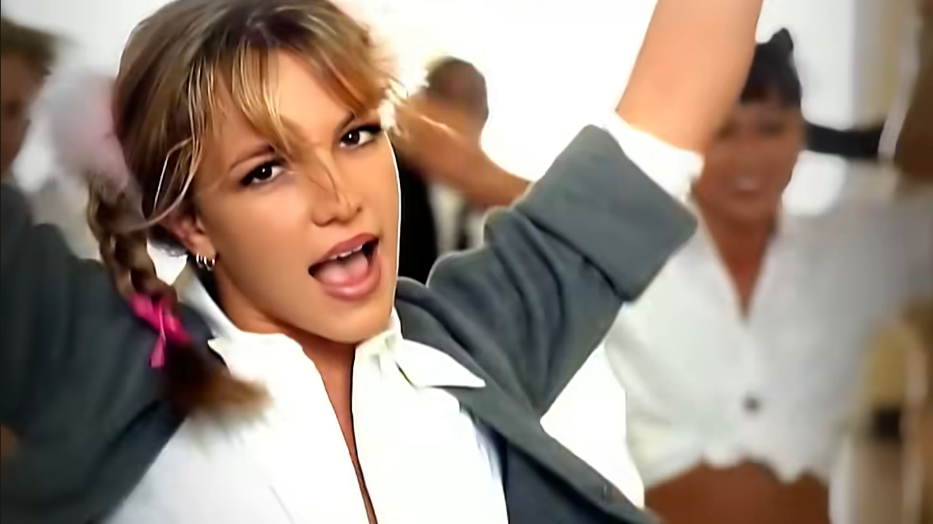 O femeie s-a răsturnat cu mașina în timp ce cânta o melodie a lui Britney Spears